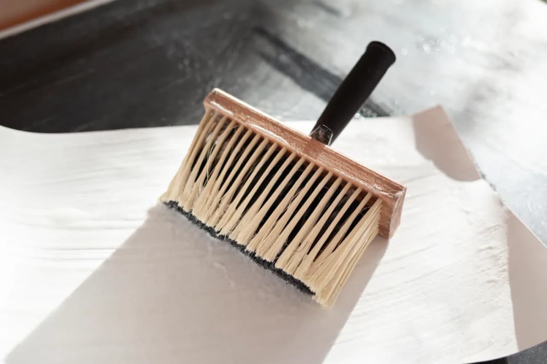 Czym zastąpić klej do tapet? Skuteczne i bezpieczne alternatywy