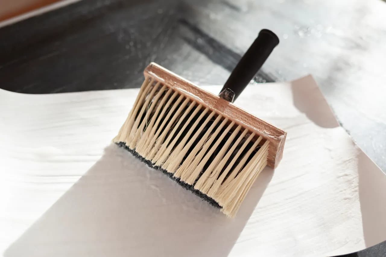 Czym zastąpić klej do tapet? Skuteczne i bezpieczne alternatywy