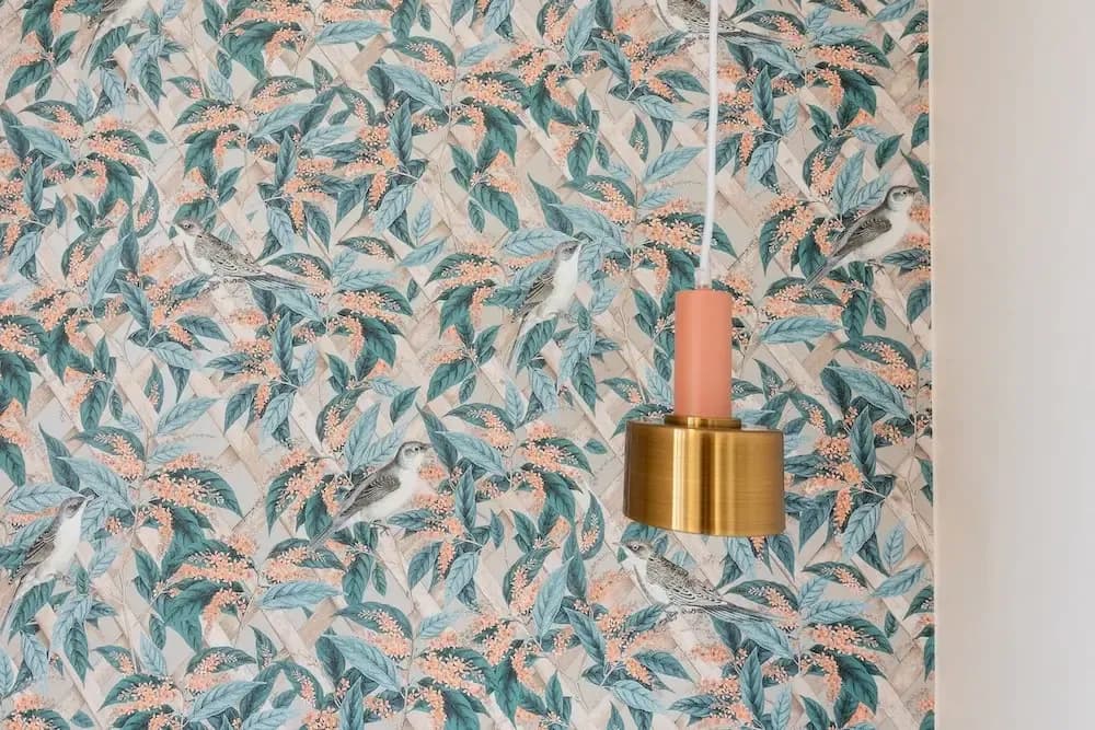 Czy można kleić tapetę na tapetę? Sprawdź, co musisz wiedzieć