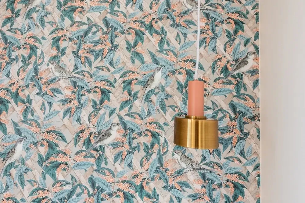 Czy można kleić tapetę na tapetę? Sprawdź, co musisz wiedzieć