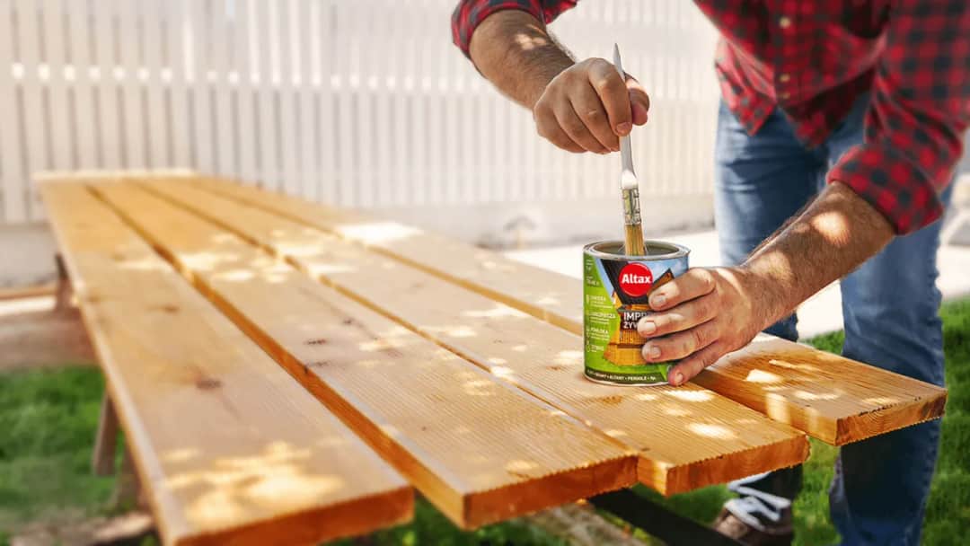 Czym malować drewniane meble ogrodowe, aby przetrwały każdą pogodę?