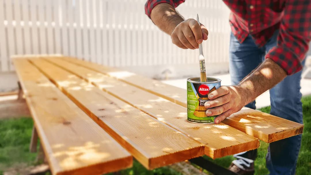 Czym malować drewniane meble ogrodowe, aby przetrwały każdą pogodę?