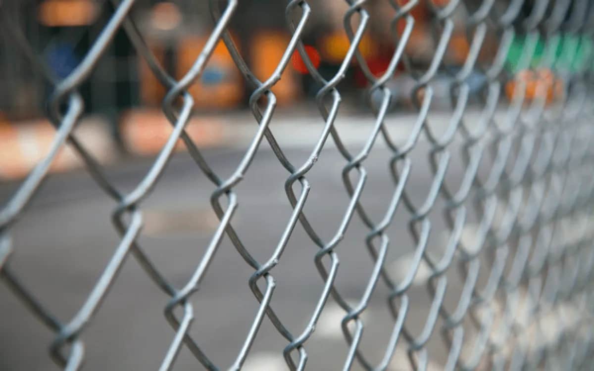 Czym malować siatkę, aby zapewnić jej trwałość i ochronę?