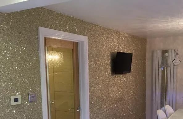 Jak malować ściany lakierem z brokatem, by uzyskać efekt wow