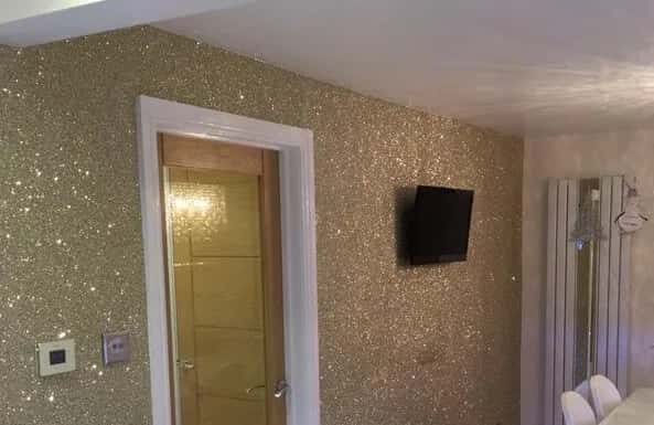 Jak malować ściany lakierem z brokatem, by uzyskać efekt wow