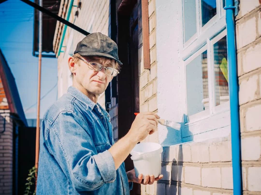 Jaką farbą pomalować tynk żywiczny, aby uniknąć problemów z trwałością?