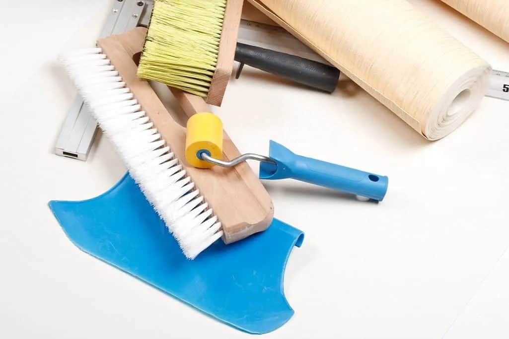 Czym podkleić tapetę, aby uniknąć odklejania i uszkodzeń?