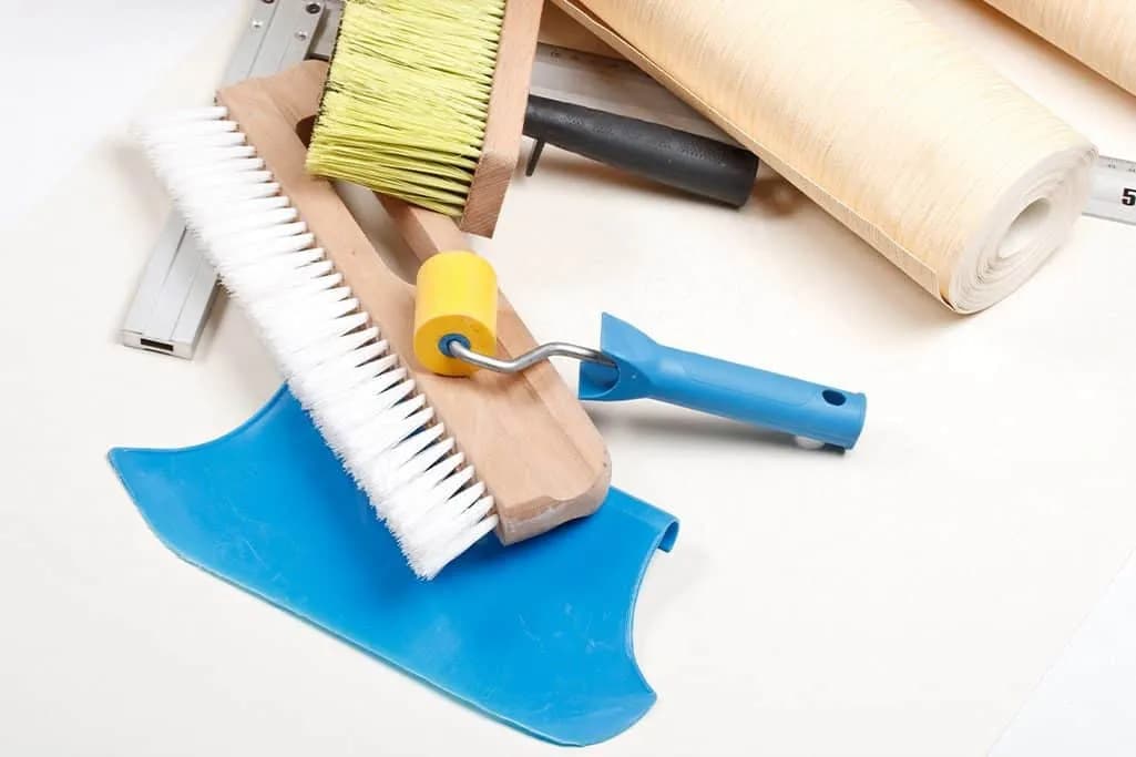 Czym podkleić tapetę, aby uniknąć odklejania i uszkodzeń?