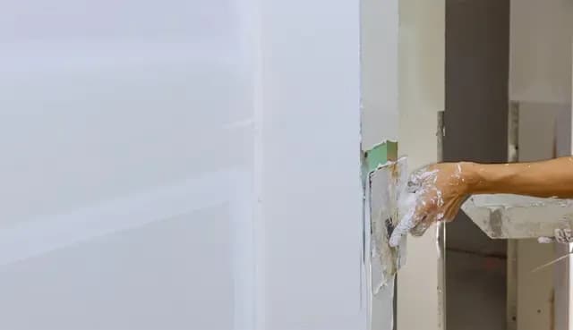 Jaki grunt pod tapetę? Wybierz najlepszy dla idealnego efektu